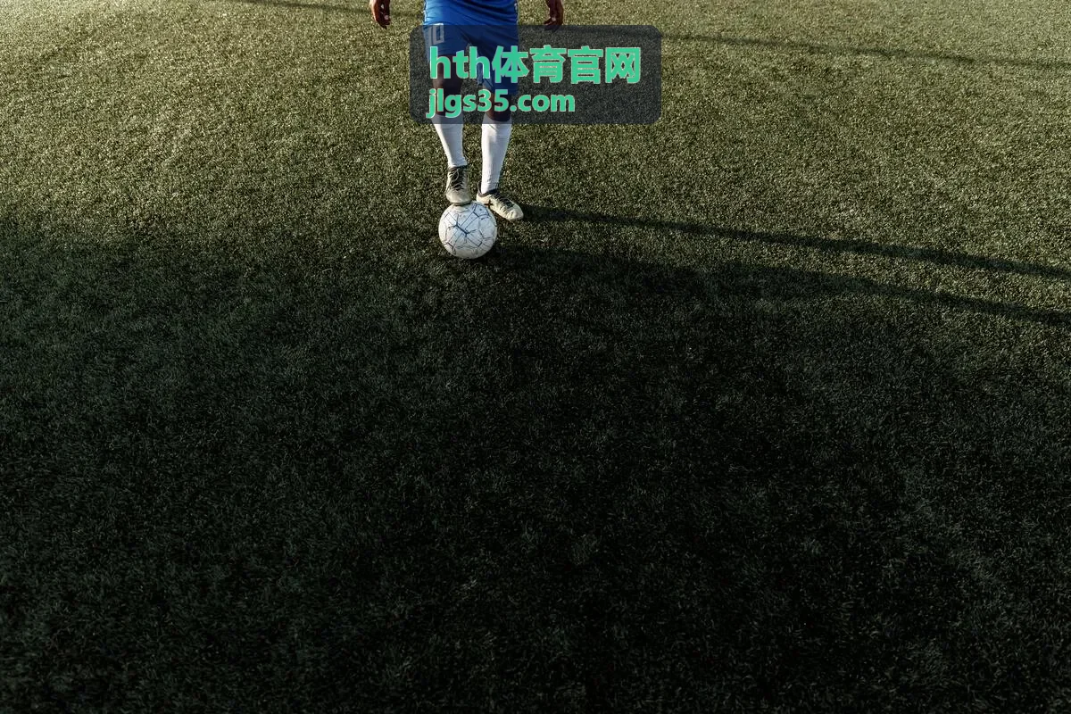 hth体育官网运动训练的恒温泳池与力量训练区